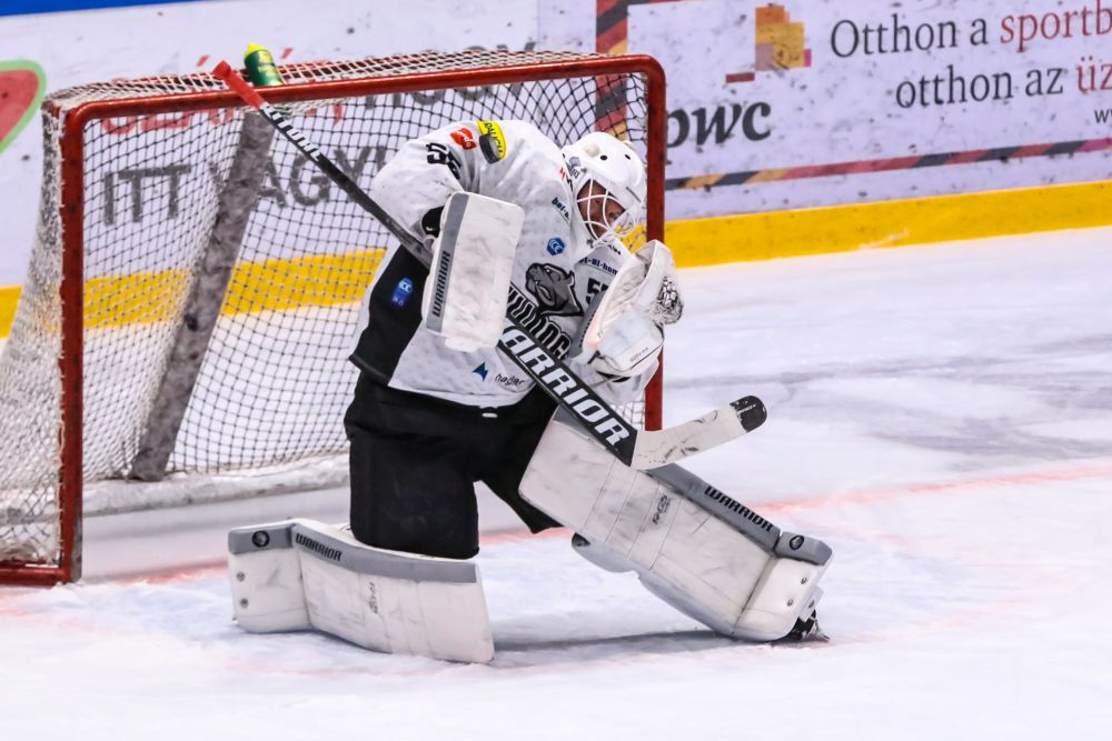Jégkorong: Oskar Östlund a Fehérvár AV19 kapujában